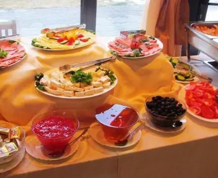 Retreat Pool And Mountain Views *